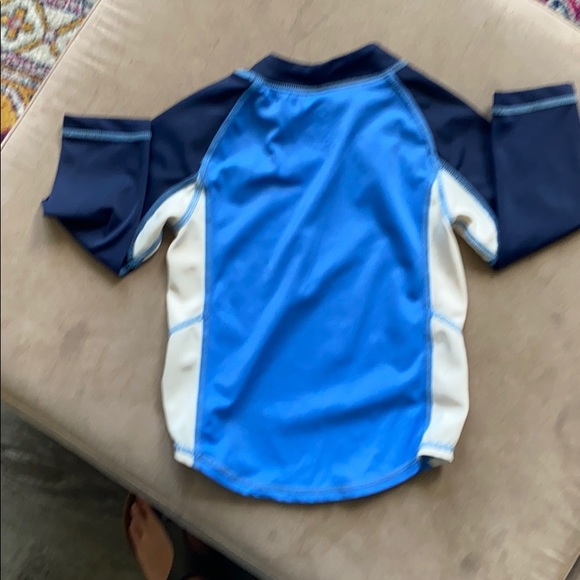 Gap Rash Guard - Picture 2 of 4